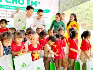 nhieu-phan-qua-y-nghia-da-duoc-trao-tang-toi-cac-em-nho-trong-ngay-le-khanh-thanh-bep-an-cho-em